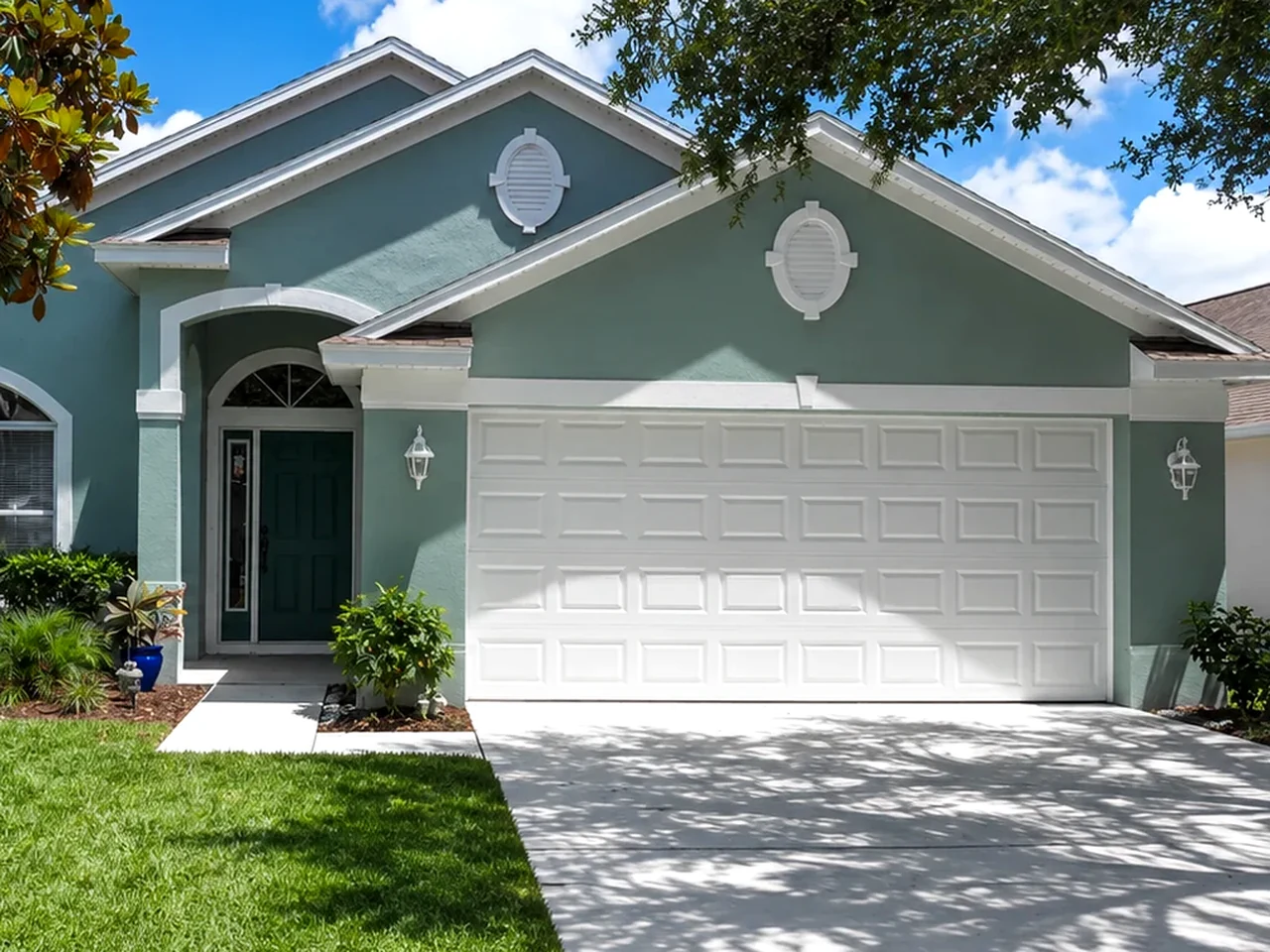 Florida stucco home used for a paint peeling guide