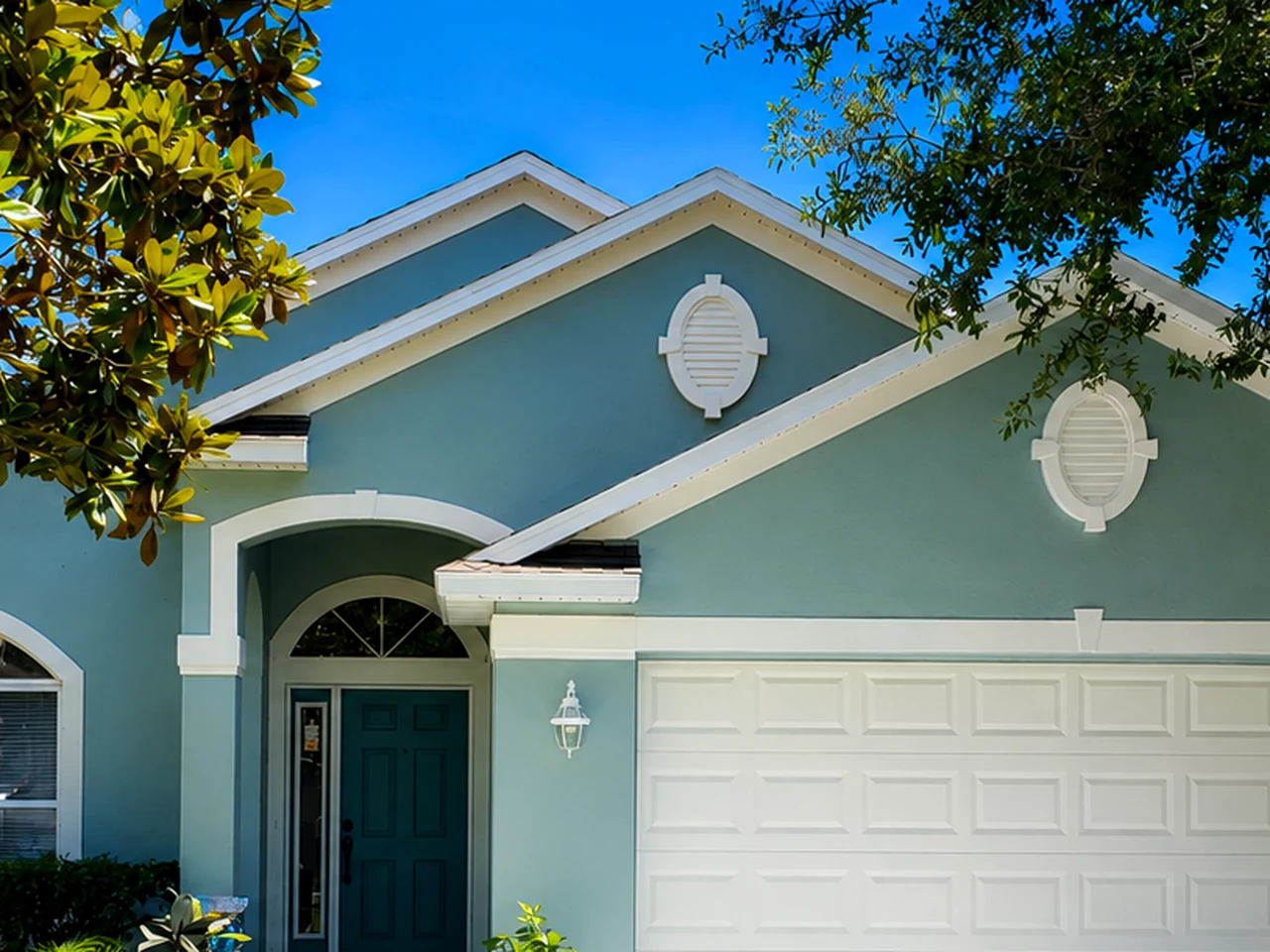 Freshly painted roof edge and trim on a Florida home